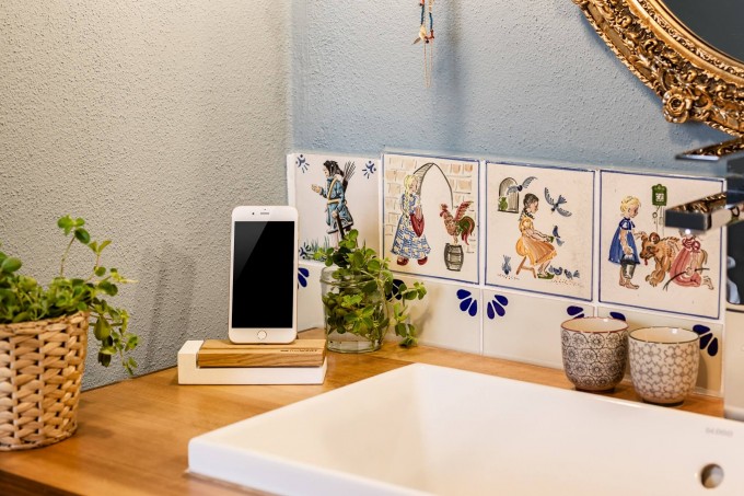 freiWERT Ladestation für iPhone aus Nussbaum und Beton freiWERT Ladestation für iPhone aus Nussbaum und Beton