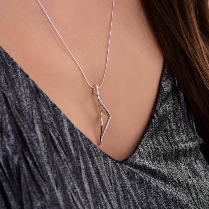 SPACE JEWELS.
A-LINE Enmotion, Anhänger mit Kette.
Sterling Silber poliert. SPACE JEWELS.
A-LINE Enmotion, Anhänger mit Kette.
Sterling Silber poliert.