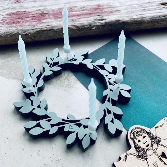NOGALLERY Adventskranz mit vier Kerzen - Deko Schriftzug Holz NOGALLERY Adventskranz mit vier Kerzen - Deko Schriftzug Holz