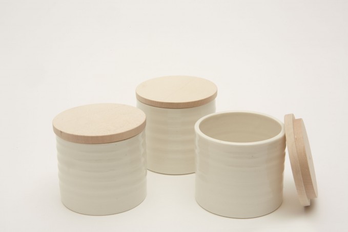 Annika Schüler - porcelain Porzellandöschen mit Holzdeckel aus Ahorn Annika Schüler - porcelain Porzellandöschen mit Holzdeckel aus Ahorn