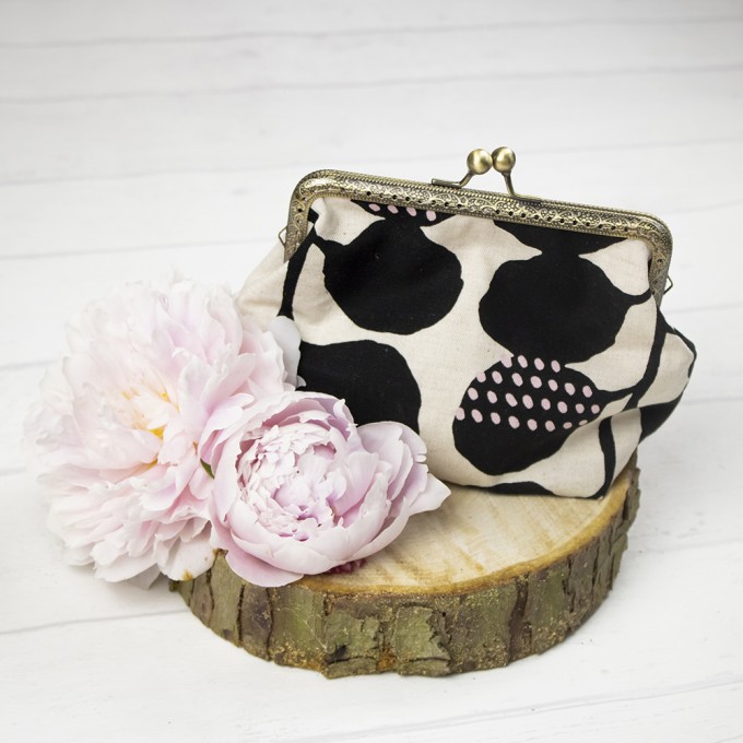 nathys_illustration Schminktäschchen "black leaves" 15x12x8 cm Unikat 