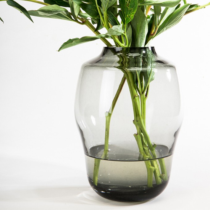 Rauchglas Vase "Blossom" –studio.drei Rauchglas Vase "Blossom" –studio.drei