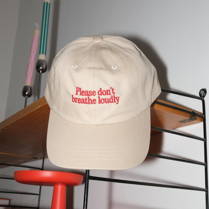 "Please don‘t breathe loudly" Cap, beige – studio ciao