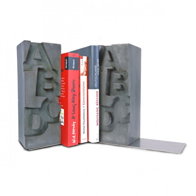 Korn Produkte Buchstütze "A-Z" aus Beton Korn Produkte Buchstütze "A-Z" aus Beton
