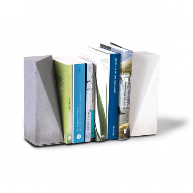Korn Produkte Buchstütze "Nordwand" aus Beton Korn Produkte Buchstütze "Nordwand" aus Beton