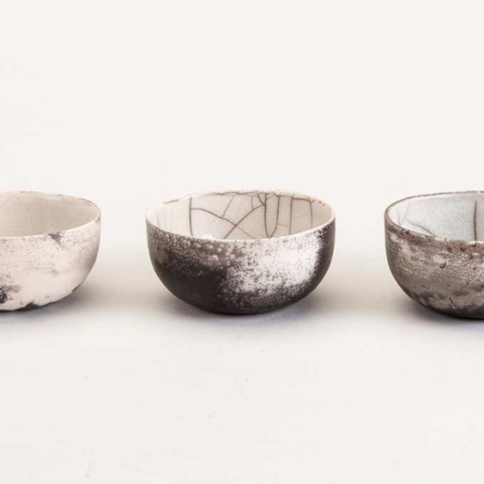 Raku-Schälchen "Paul" BLACK & WHITE – studio.drei Raku-Schälchen "Paul" BLACK & WHITE – studio.drei