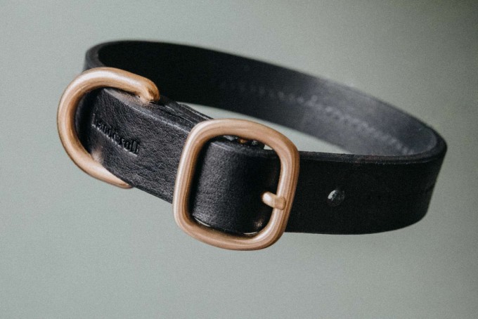 band&roll – Hundehalsband aus Leder in schwarz, "FIR", mit Liebe kreiert in unserem Familienstudio in Berlin band&roll – Hundehalsband aus Leder in schwarz, "FIR", mit Liebe kreiert in unserem Familienstudio in Berlin