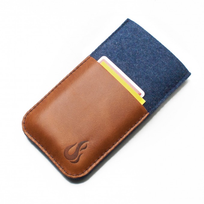 Hülle für iPhone 12 / 12 Pro mit Visitenkartenfach - indigo/cognac (Filz und Leder) - Burning Love Hülle für iPhone 12 / 12 Pro mit Visitenkartenfach - indigo/cognac (Filz und Leder) - Burning Love