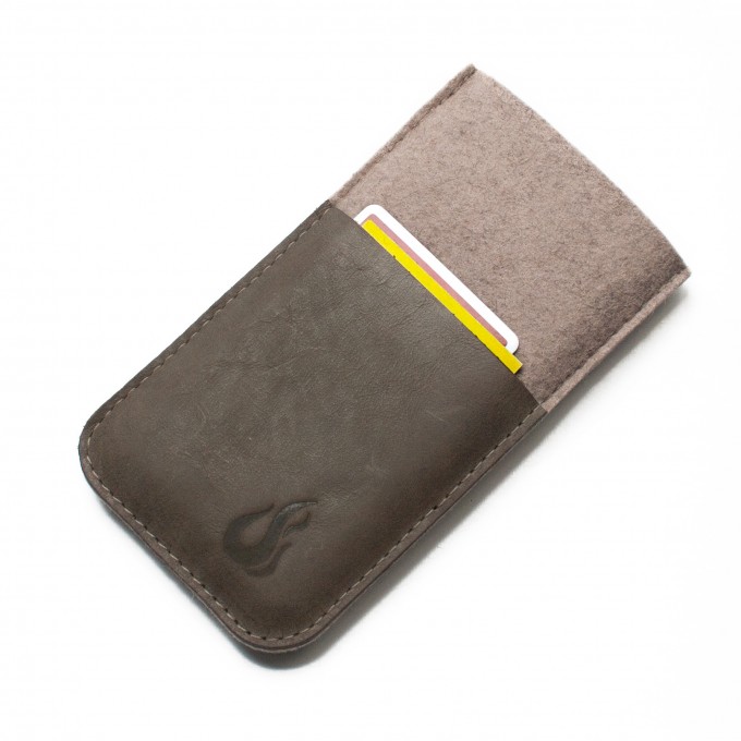 Hülle für iPhone 12 Pro Max - pebble/darkbrown (Filz und Leder) - Burning Love Hülle für iPhone 12 Pro Max - pebble/darkbrown (Filz und Leder) - Burning Love