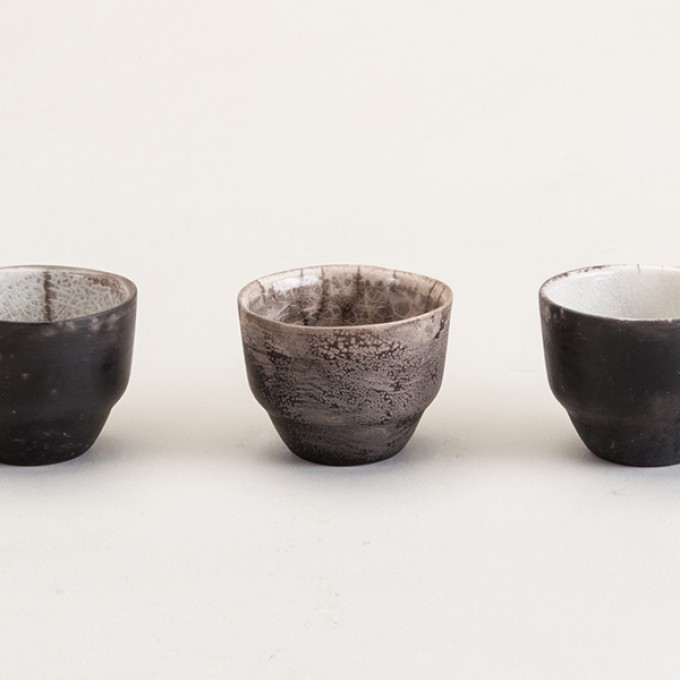 Raku-Cup "Ringo" BLACK & WHITE – studio.drei Raku-Cup "Ringo" BLACK & WHITE – studio.drei