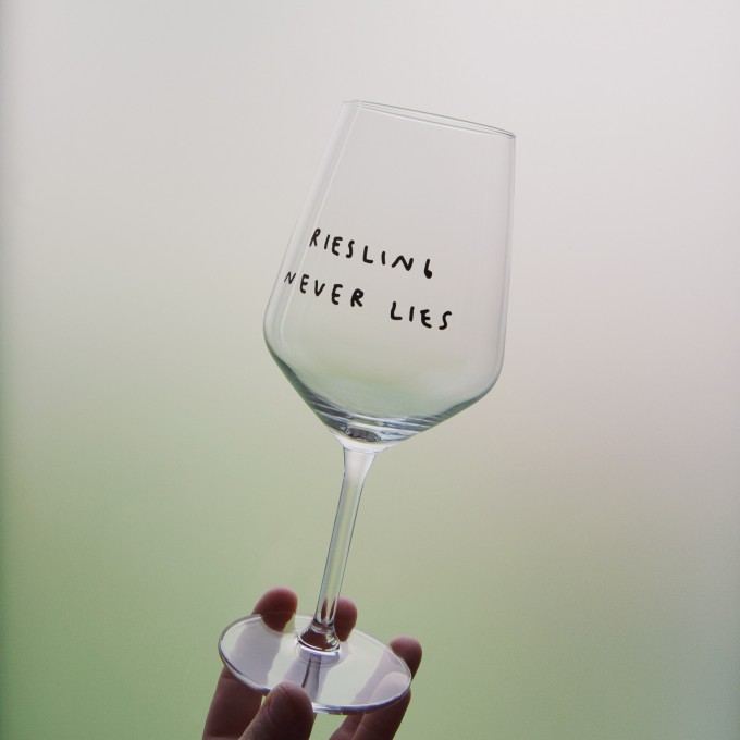 "Riesling Never Lies" Weinglas by Johanna Schwarzer × selekkt "Riesling Never Lies" Weinglas by Johanna Schwarzer × selekkt