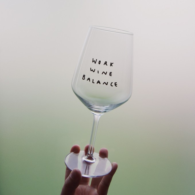 "Work Wine Balance" Weinglas by Johanna Schwarzer × selekkt