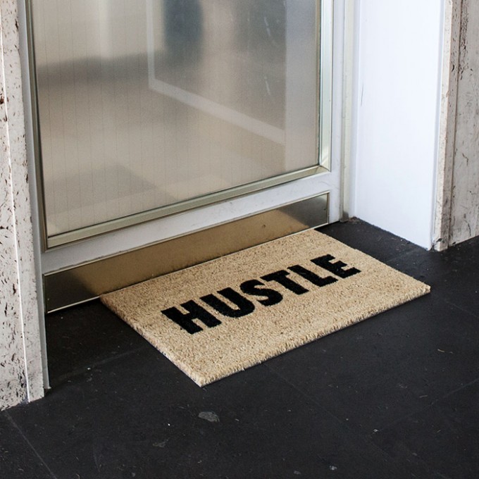 EGOTRIPS - HUSTLE TÜRMATTE (40 x 60 cm) EGOTRIPS - HUSTLE TÜRMATTE (40 x 60 cm)