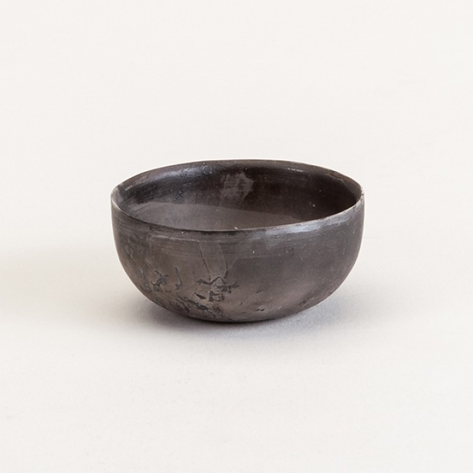 Raku-Schälchen "Paul" BLACK EDITION – studio.drei Raku-Schälchen "Paul" BLACK EDITION – studio.drei