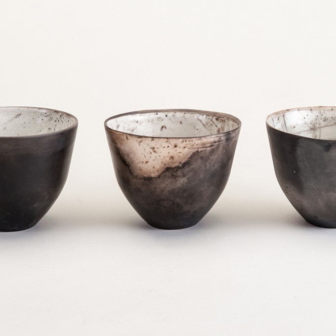 Raku-Bowl "George" BLACK & WHITE – studio.drei Raku-Bowl "George" BLACK & WHITE – studio.drei