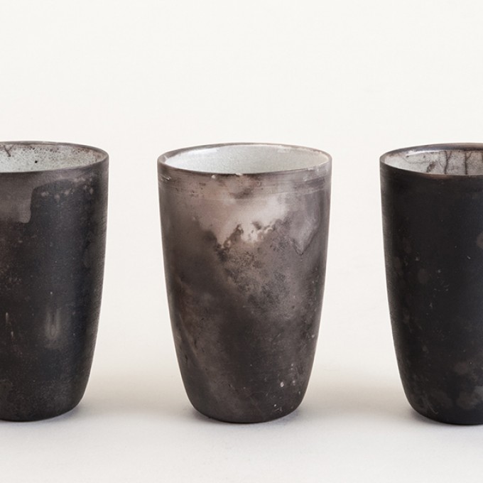 Raku-Becher "John" BLACK & WHITE – studio.drei Raku-Becher "John" BLACK & WHITE – studio.drei