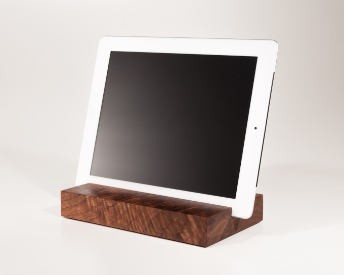 WOOD U? Halterung / Halter für iPad und Tablet aus Nussbaumholz WOOD U? Halterung / Halter für iPad und Tablet aus Nussbaumholz
