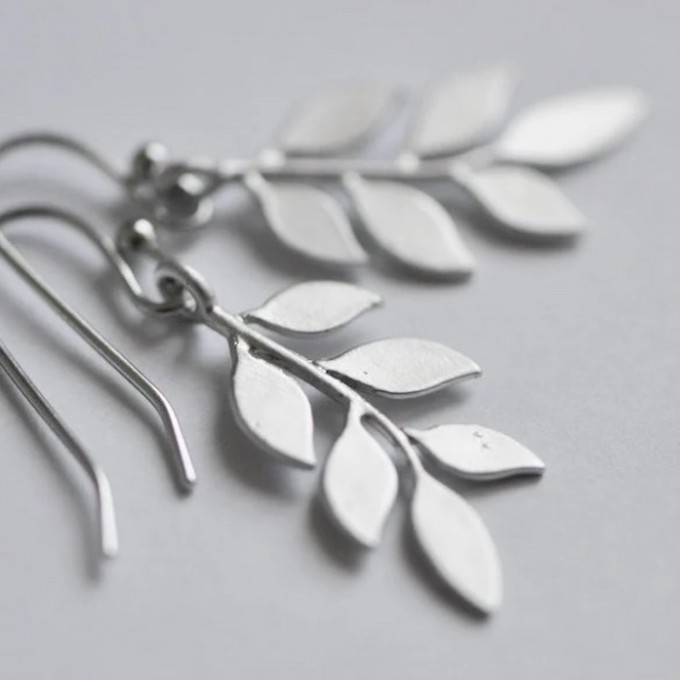 na.hili OHRRINGE "tiny leafs" *Weißgold* silberne Blätter 