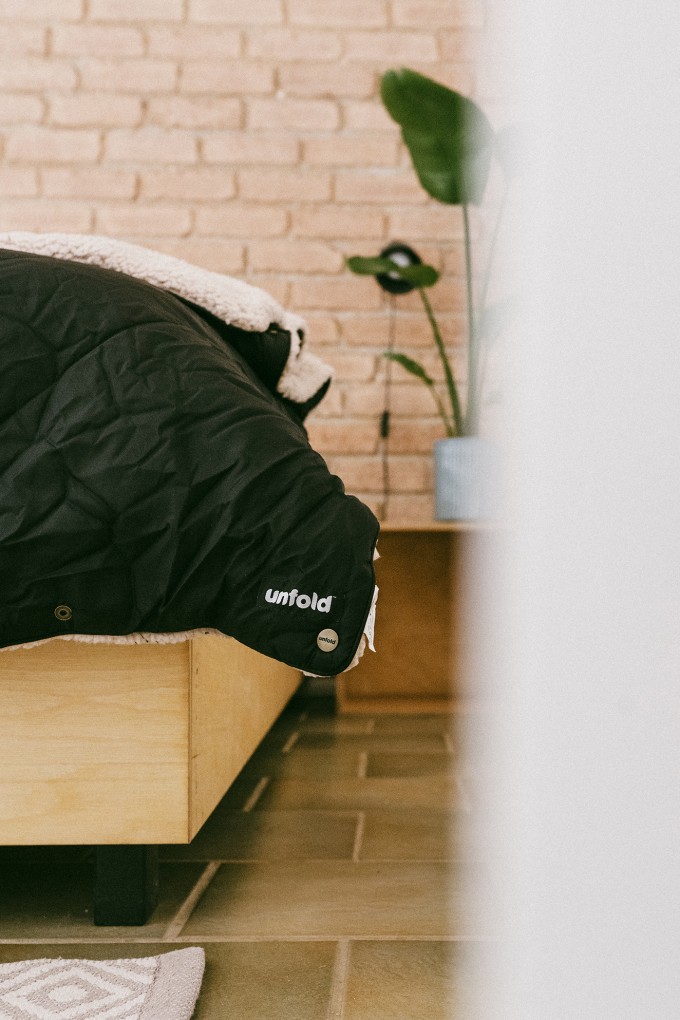 UNFOLD Kuscheldecke für drinnen und draußen aus rPET in schwarz UNFOLD Kuscheldecke für drinnen und draußen aus rPET in schwarz