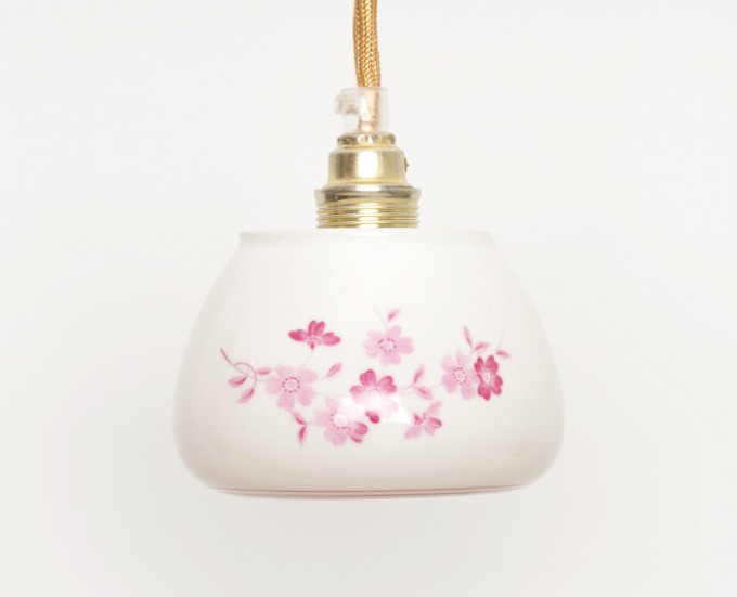 Lieselotte handgefertigte Hängelampe aus weißer Vintage-Porzellan-Zuckerdose mit rosa Blumendekor Lieselotte handgefertigte Hängelampe aus weißer Vintage-Porzellan-Zuckerdose mit rosa Blumendekor