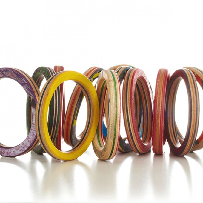 Lockengelöt Armreif - aus recycelten Skateboards Lockengelöt Armreif - aus recycelten Skateboards