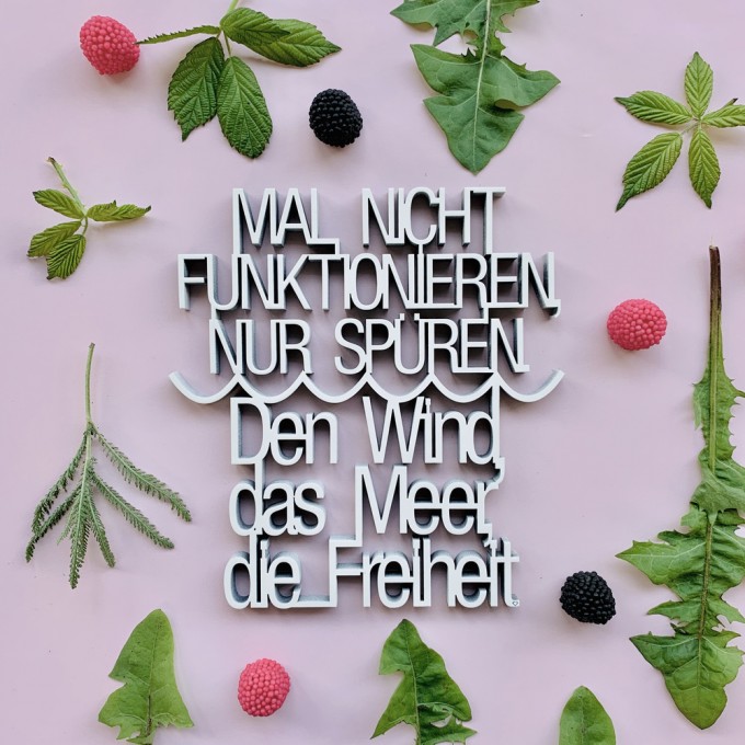 NOGALLERY Mal nicht funktionieren, nur spüren. Den Wind, das Meer, die Freiheit - Deko Schriftzug Holz NOGALLERY Mal nicht funktionieren, nur spüren. Den Wind, das Meer, die Freiheit - Deko Schriftzug Holz