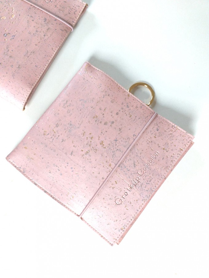 Grotkop Collection MASKENTASCHE aus Kork, Rosa/Metallic Grotkop Collection MASKENTASCHE aus Kork, Rosa/Metallic
