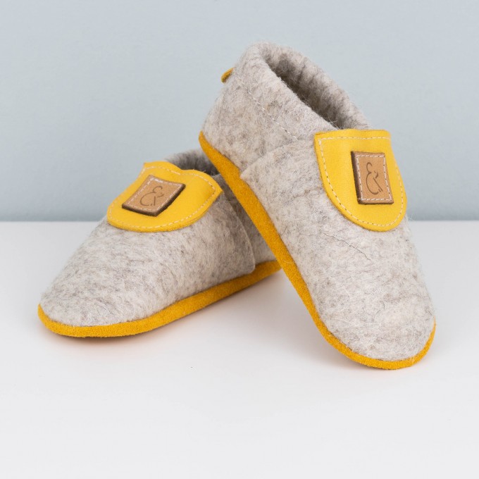 MEIN EIN & ALLES Babyschuhe / Krabbelschuhe / Hausschuhe aus Merino-Wollfilz und Bio-Leder in Gelb MEIN EIN & ALLES Babyschuhe / Krabbelschuhe / Hausschuhe aus Merino-Wollfilz und Bio-Leder in Gelb