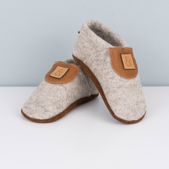 MEIN EIN & ALLES Babyschuhe / Krabbelschuhe / Hausschuhe aus Merino-Wollfilz und Bio-Leder in Braun MEIN EIN & ALLES Babyschuhe / Krabbelschuhe / Hausschuhe aus Merino-Wollfilz und Bio-Leder in Braun