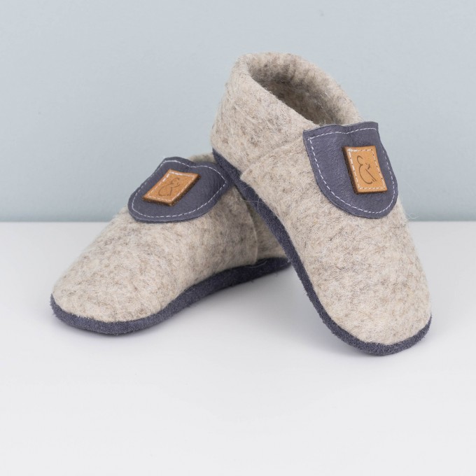 MEIN EIN & ALLES Babyschuhe / Krabbelschuhe / Hausschuhe aus Merino-Wollfilz und Bio-Leder in Grau MEIN EIN & ALLES Babyschuhe / Krabbelschuhe / Hausschuhe aus Merino-Wollfilz und Bio-Leder in Grau