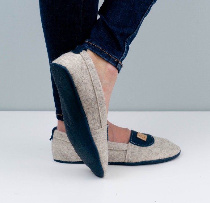 MEIN EIN & ALLES Hausschuhe für Damen aus Merino-Wolle und Bio-Leder in Blau MEIN EIN & ALLES Hausschuhe für Damen aus Merino-Wolle und Bio-Leder in Blau