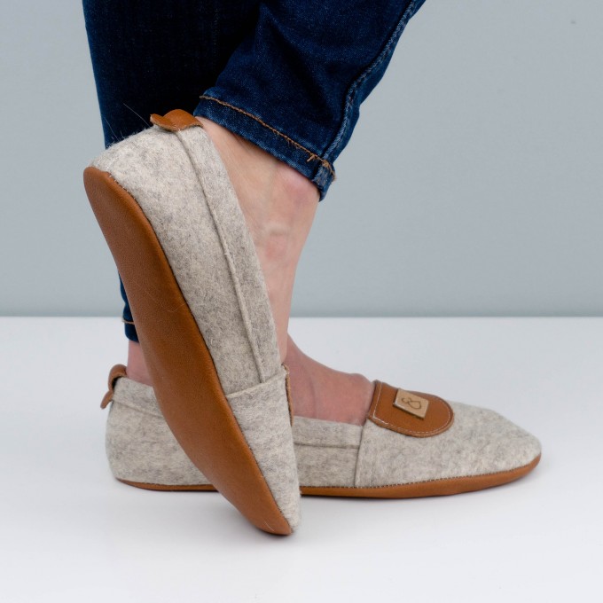 MEIN EIN & ALLES Hausschuhe für Damen aus Merino-Wolle und Bio-Leder in Braun MEIN EIN & ALLES Hausschuhe für Damen aus Merino-Wolle und Bio-Leder in Braun