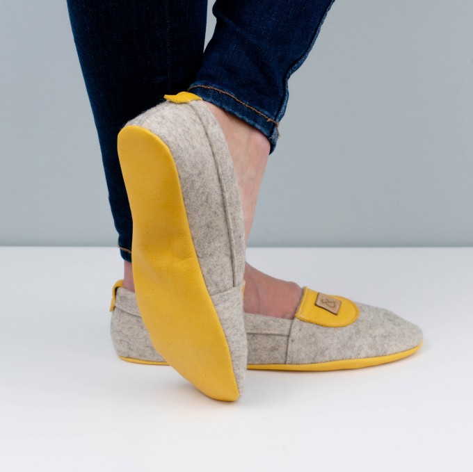 MEIN EIN & ALLES Hausschuhe für Damen aus Merino-Wolle und Bio-Leder in Gelb MEIN EIN & ALLES Hausschuhe für Damen aus Merino-Wolle und Bio-Leder in Gelb