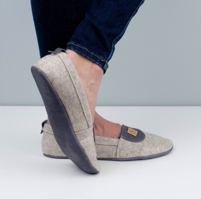 MEIN EIN & ALLES Hausschuhe für Damen aus Merino-Wolle und Bio-Leder in Grau MEIN EIN & ALLES Hausschuhe für Damen aus Merino-Wolle und Bio-Leder in Grau
