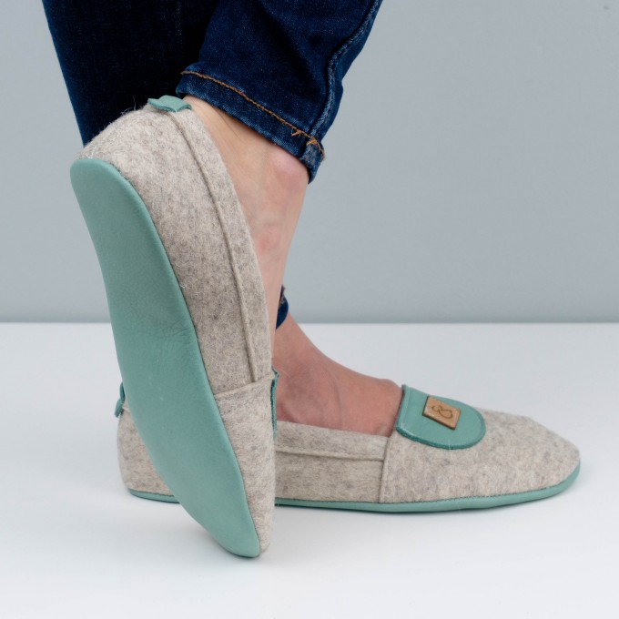 MEIN EIN & ALLES Hausschuhe für Damen aus Merino-Wolle und Bio-Leder in Grün MEIN EIN & ALLES Hausschuhe für Damen aus Merino-Wolle und Bio-Leder in Grün