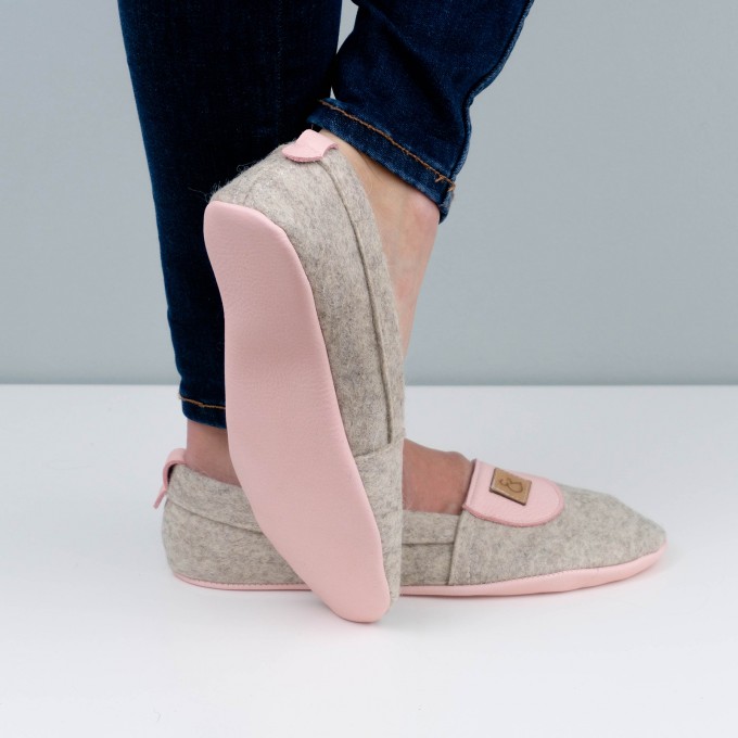 MEIN EIN & ALLES Hausschuhe für Damen aus Merino-Wolle und Bio-Leder in Rosa MEIN EIN & ALLES Hausschuhe für Damen aus Merino-Wolle und Bio-Leder in Rosa