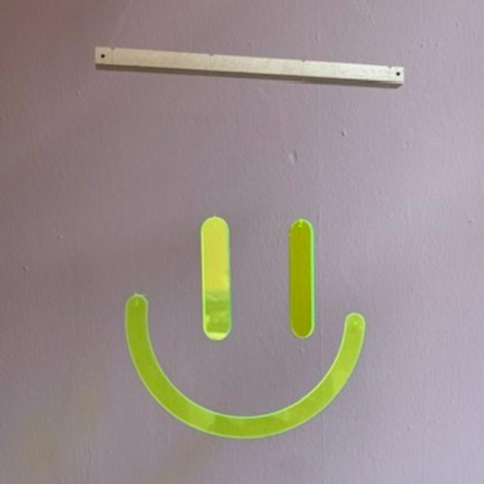 Mobilé SMILING DUDE von not white studio