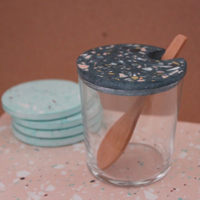 Terrazzo Großes Glas mit Holzlöffel / Petrol / objet vague Terrazzo Großes Glas mit Holzlöffel / Petrol / objet vague