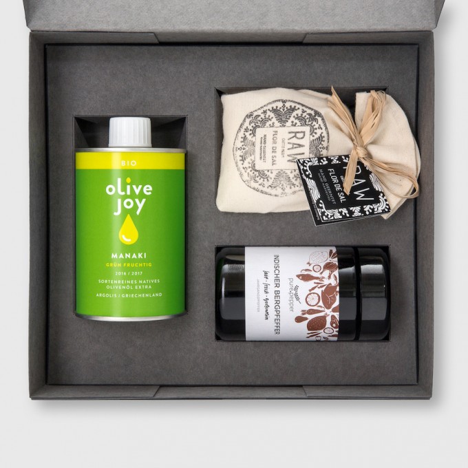 Hochwertiges pure joy Geschenkset Salz Pfeffer und Olivenöl von olive joy - Manaki Box Hochwertiges pure joy Geschenkset Salz Pfeffer und Olivenöl von olive joy - Manaki Box