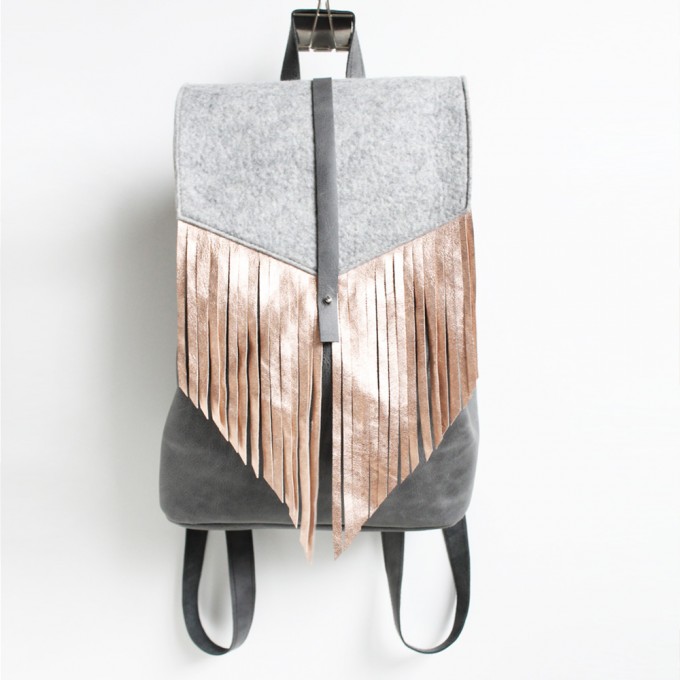Grotkop Collection – PASSAGIER Rucksack Grau mit
Metallic Kupfer Fransen Grotkop Collection – PASSAGIER Rucksack Grau mit
Metallic Kupfer Fransen