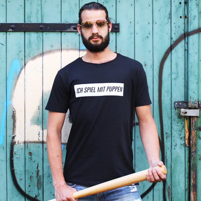 KINDERGELD ORGANIC Mens Classic T-Shirt "BIRTE" (ICH SPIEL MIT PUPPEN) schwarz KINDERGELD ORGANIC Mens Classic T-Shirt "BIRTE" (ICH SPIEL MIT PUPPEN) schwarz