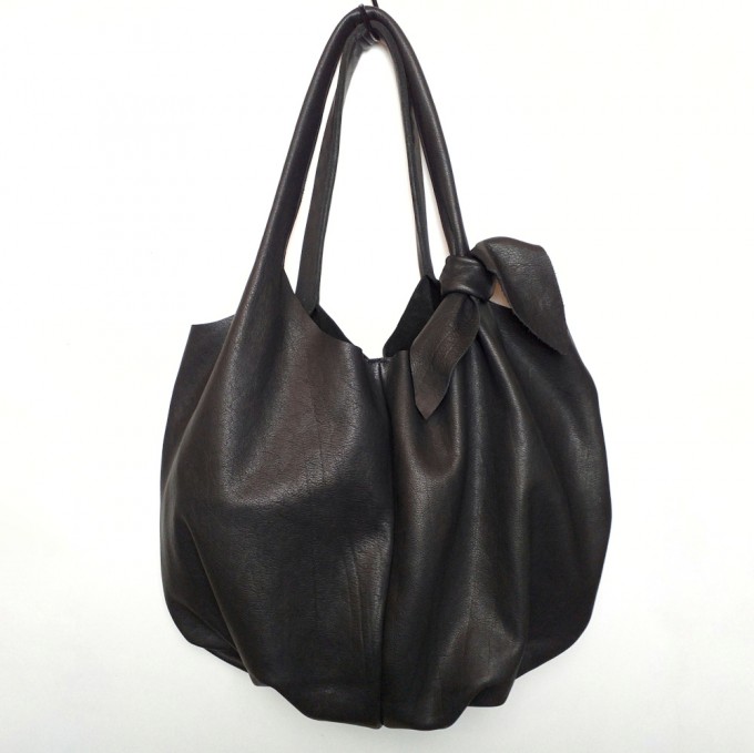 Grotkop Collection RUNJA Schultertasche schwarz, pflanzlich gegerbtes Leder aus Deutschland Grotkop Collection RUNJA Schultertasche schwarz, pflanzlich gegerbtes Leder aus Deutschland