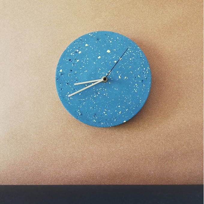 Terrazzo Wanduhr mit Uhrzeiger aus Messing, blau – VLO design Terrazzo Wanduhr mit Uhrzeiger aus Messing, blau – VLO design