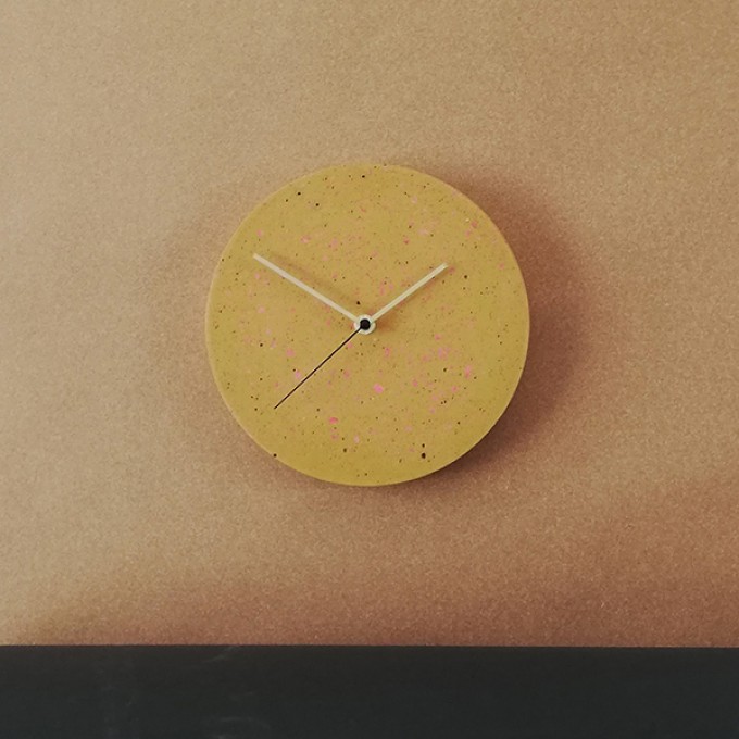 Terrazzo Wanduhr mit Uhrzeiger aus Messing, gelb – VLO design Terrazzo Wanduhr mit Uhrzeiger aus Messing, gelb – VLO design