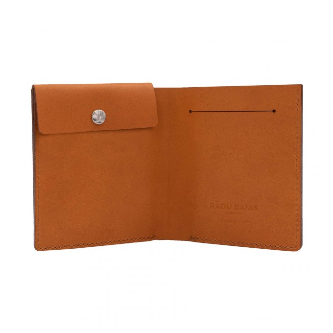 Faltbare Brieftasche mit Münzfach in cognac - aus premium pflanzlich gegerbtem Leder Faltbare Brieftasche mit Münzfach in cognac - aus premium pflanzlich gegerbtem Leder