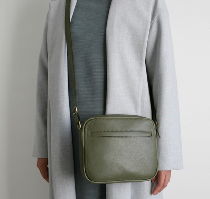 alexbender Minimalistische Schultertasche "Zip" echt Leder Oliv / Gold alexbender Minimalistische Schultertasche "Zip" echt Leder Oliv / Gold