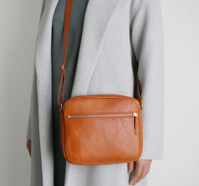 alexbender Minimalistische Schultertasche "Zip" echt Leder Cognacbraun / Gold alexbender Minimalistische Schultertasche "Zip" echt Leder Cognacbraun / Gold