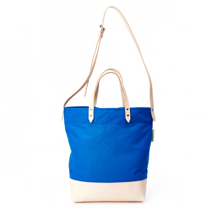 alva Luna Recyclingtasche
aus wiederverwendetem Markisentuch/Leder (blau) alva Luna Recyclingtasche
aus wiederverwendetem Markisentuch/Leder (blau)