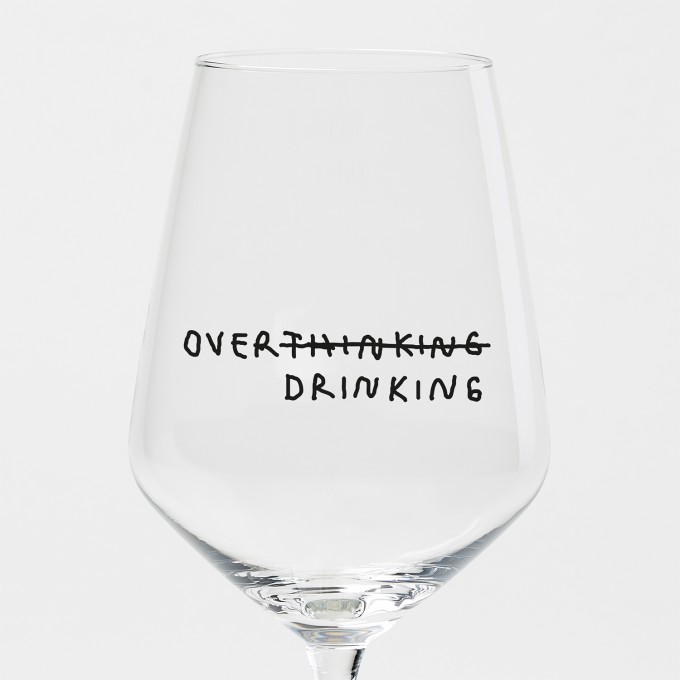 "Over Thinking/Drinking" Weinglas by Johanna Schwarzer × selekkt
