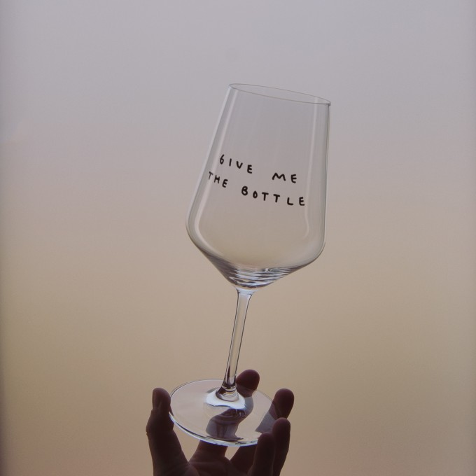 "Give Me The Bottle" Weinglas by Johanna Schwarzer × selekkt
